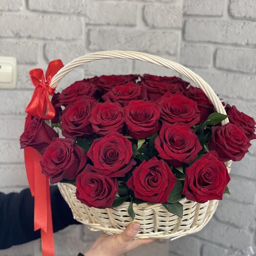 Корзина с 25 эквадорскими розами
