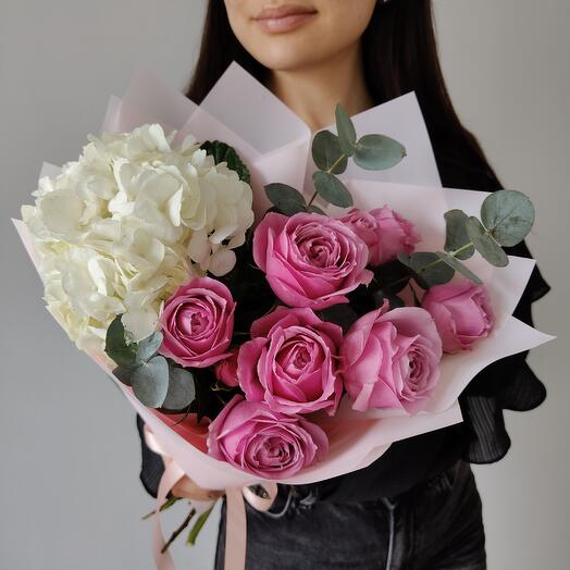 Букет из белой гортензии и ароматных пионовидных роз с эвкалиптом букет 405