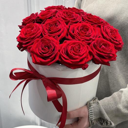 Красные розы в коробке 15