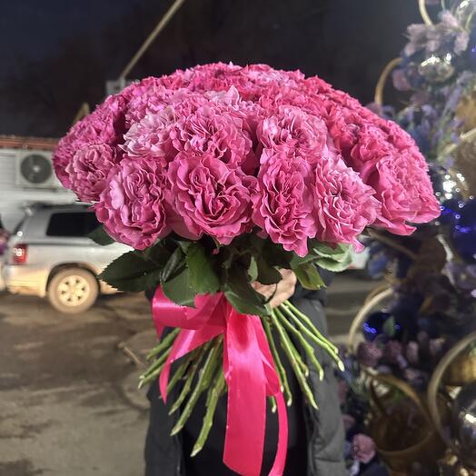 51 пионовидная Роза в живом оформление
