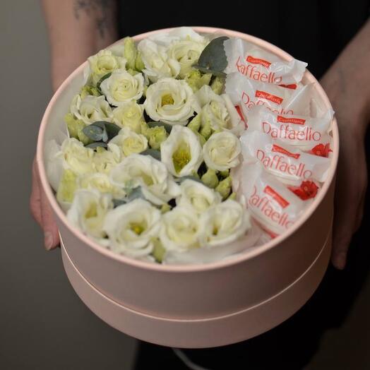 Шляпная коробка с эустомой и конфетами