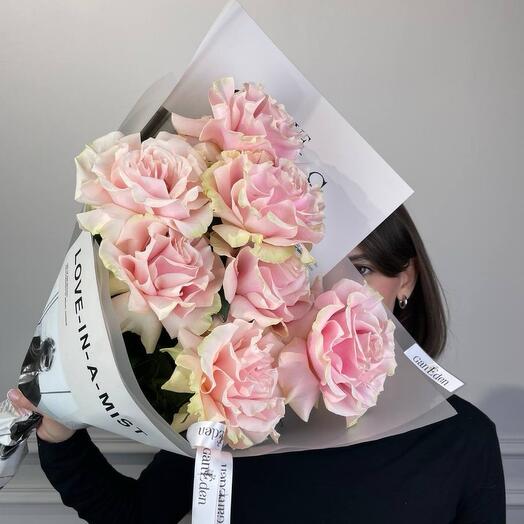 Monobucket of 7 French roses, soft pink