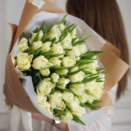 Пионовидные белые тюльпаны