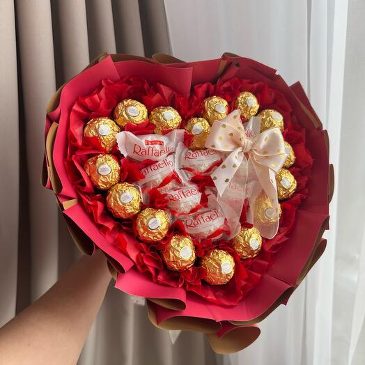 Букет из Ferrero и Raffallo «Признание»