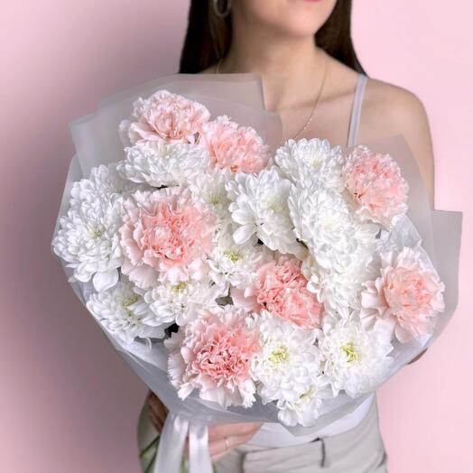 Воздушный нежный букет розовый диантус и кустовая хризантема