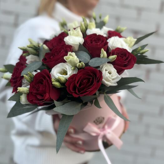 Коробка с красными розами, лизиантусом и эвкалиптом