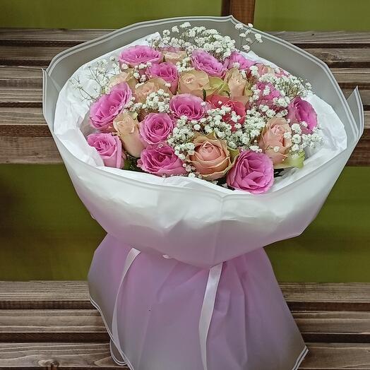 Букет из роз и гипсофилы 💞