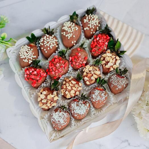 Клубника в молочном шоколаде ассорти