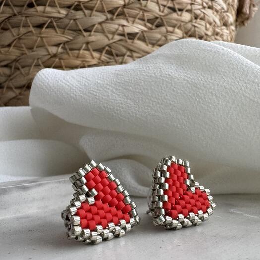 Серьги гвоздики из бисера