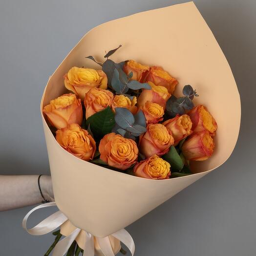Ramo de 15 rosas naranjas con eucalipto 40 cm