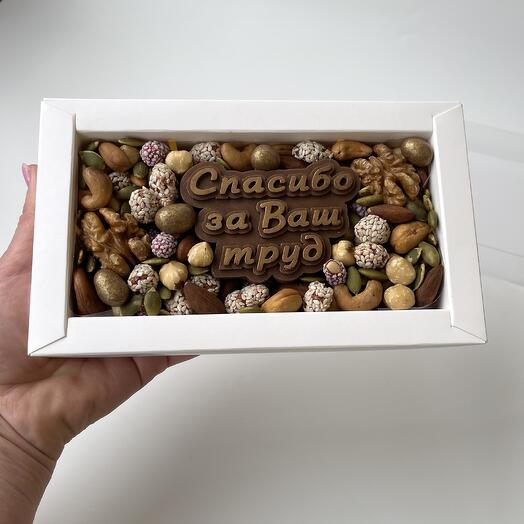 Коробка с орехами и шоколадом