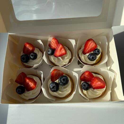 Cupcakes with berries