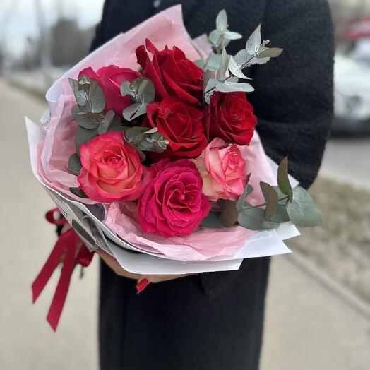 Яркий букет розы и эвкалипт