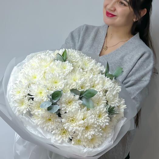 Белый букет из кружевных кустовых хризантем и рускуса в дизайнерской упаковке