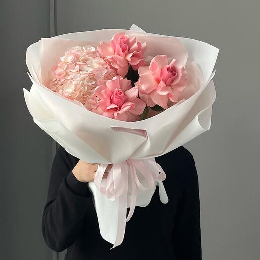 Сборный букет с розами и гортензией