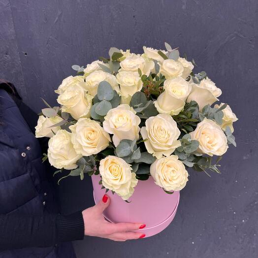 Caja de sombreros de 25 rosas blancas "Mondial"