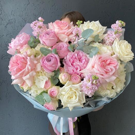 Ramo de autor de hortensias, matthiola fragante, rosas en forma de peonía y peonías "Aroma de Jardín"