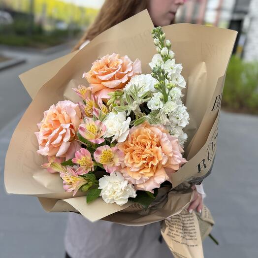 Персиковые розы с матииолой и Альстромерией