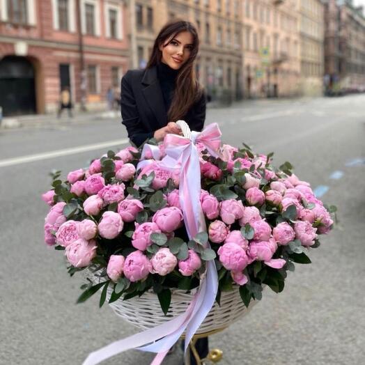 Роскошная корзина с пионами