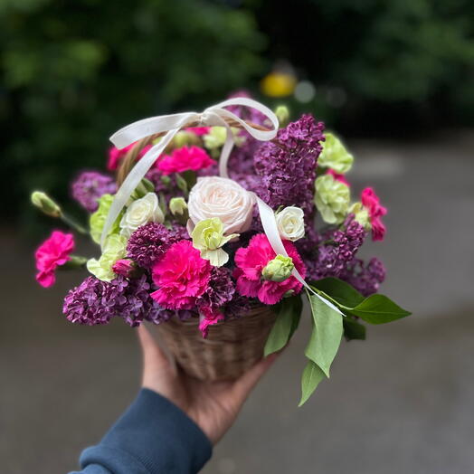 Basket with lilac 🌸