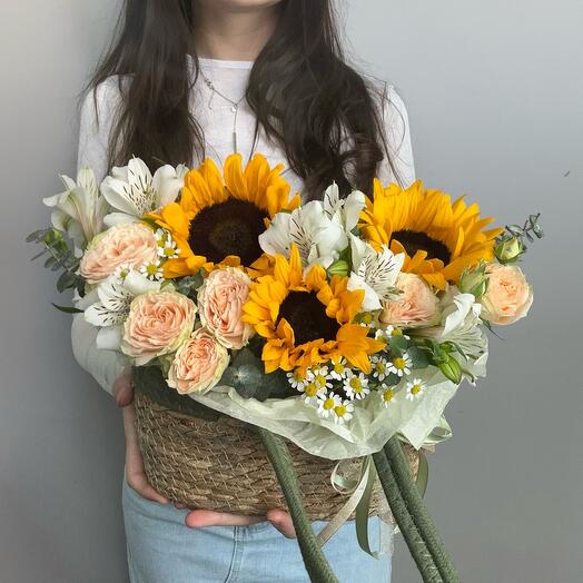 Корзина с подсолнухом, танацетумом, альстромерией, кустовой розой