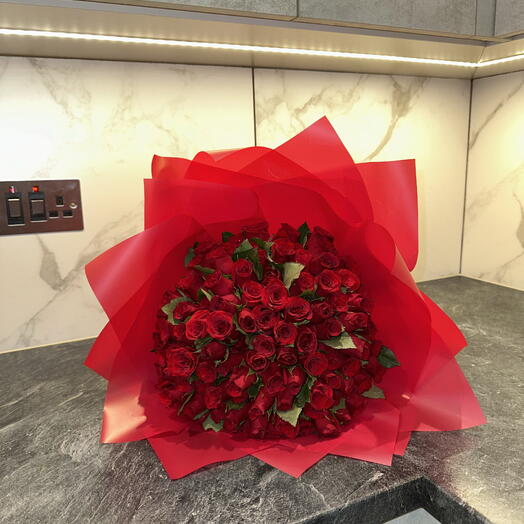 Bouquet of 100 red roses