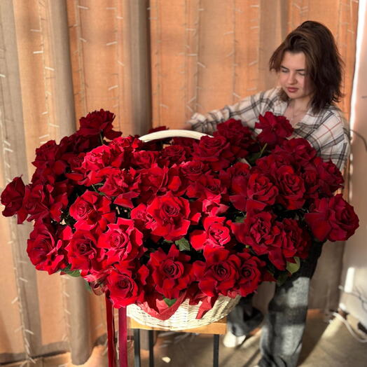 Корзина из 65 роз Эквадор "Вау"