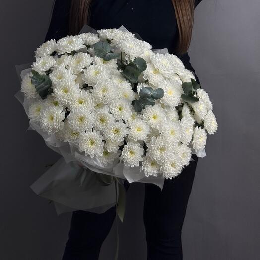 Букет с хризантемами и эвкалиптом, 15 шт, на праздник