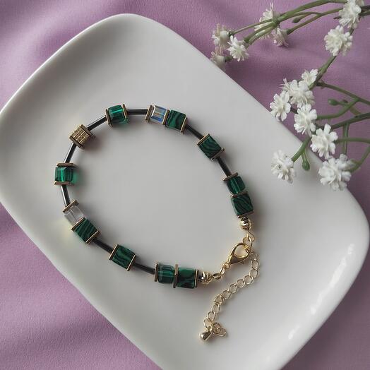 Браслет из ювелирного стекла и кубиков малахита (имитация)