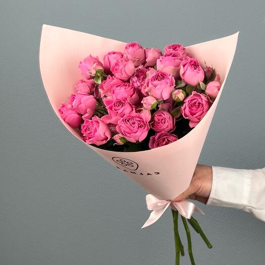 Букет Calmar Flowers из кустовых пионовидных роз в розовом крафте (CF145)
