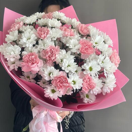 Букет из кустовых ромашковых хризантем и Dianthus