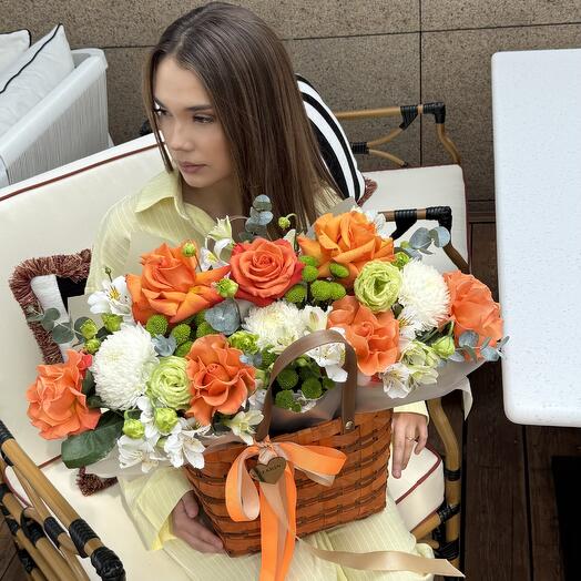 Корзина с цветами сочный микс