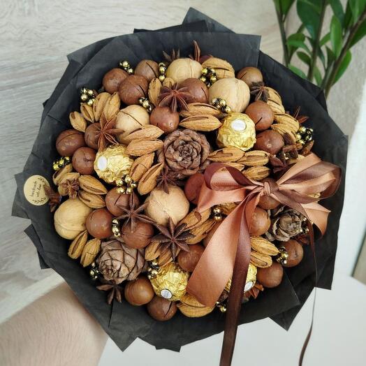 Стильный ореховый букет с конфетами Ferrero Rocher, кедровыми шишками и бантом (М)
