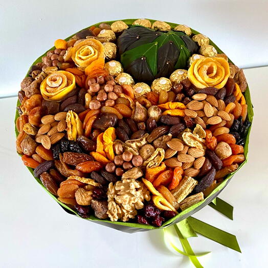 Bouquet of dried fruits