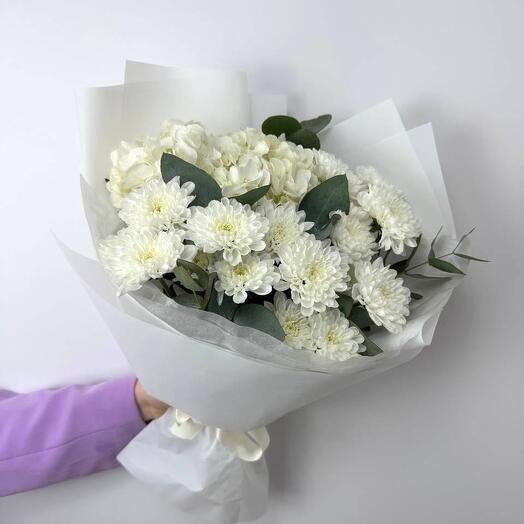 Авторский букет размер «М» из гортензии, хризантемы ромашка и эвкалипта; Дуо букет гортензия и хризантема