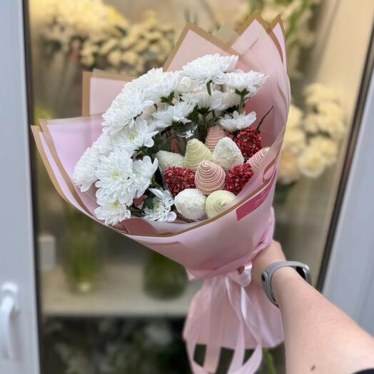 Букет клубничный с кустовой хризантемой