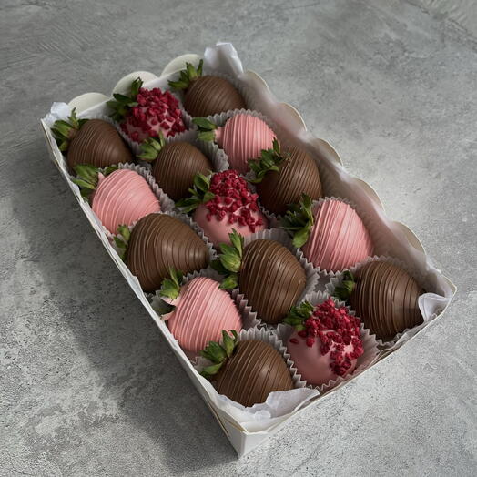 Клубника в шоколаде «pink brown»