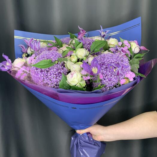 Букет из кустовых пионовидных роз и аллиума
