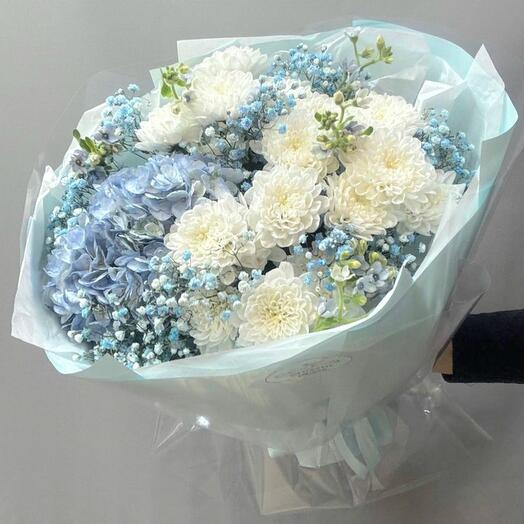 Букет светлый день из гортензии хризантемы и гипсофилы