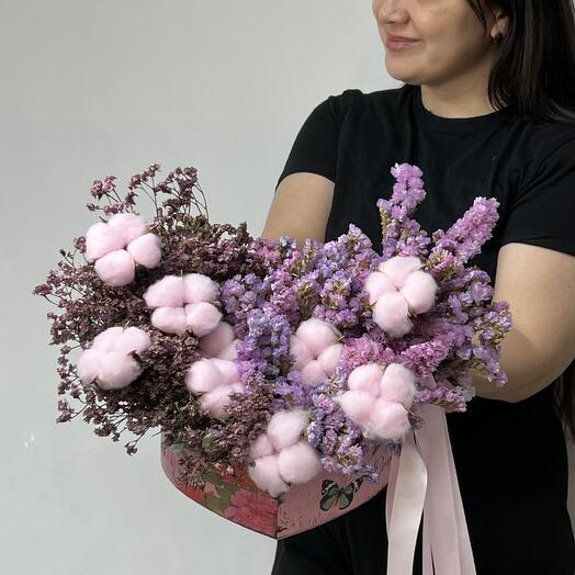 Цветочная Композиция из хлопка, статицы и лимониума в шляпной коробке