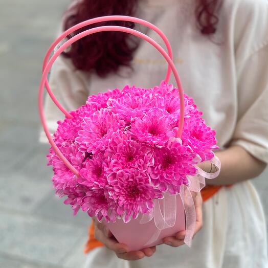 Ярко-розовая хризантема в стильной сумочке 🩷🌸
