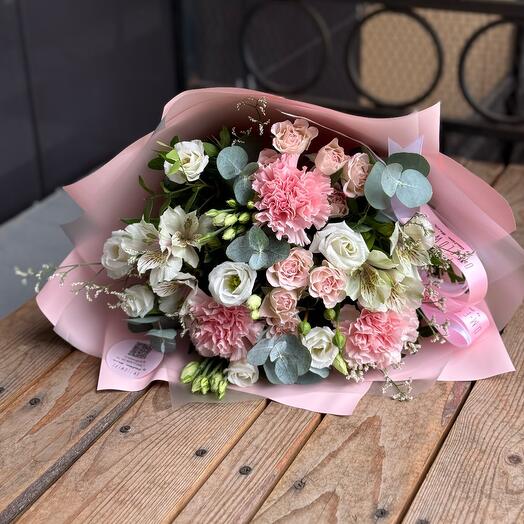 Букет с кустовыми розами и диантусами 🌸