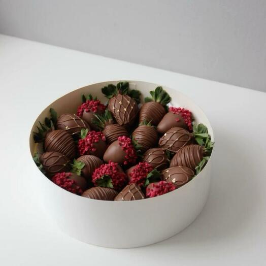 Клубника в шоколаде с малиной сублимированной в круглой коробке
