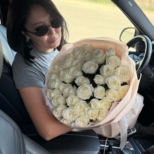 35 белых роз