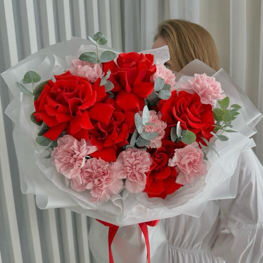 Авторский букет: французские красные розы (вывернутые розы), диантус, эвкалипт 🌿