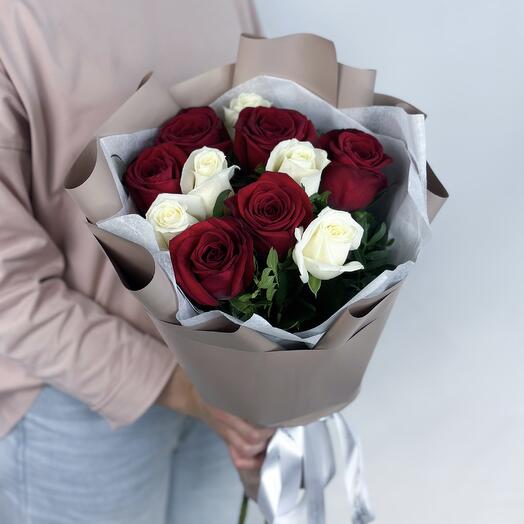 Букет из краснх и белых роз с зеленью в упаковке
