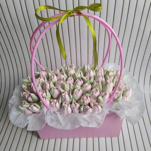Зефирный букет тюльпанов в флористической сумочке