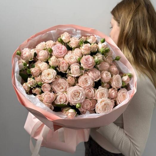 Нежный букет из 19 кустовых роз