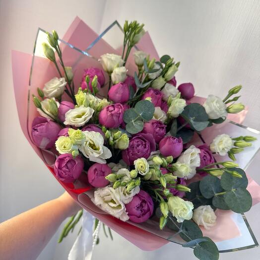 Авторский букет пионовидных роз Мисти Баблс и эустомы