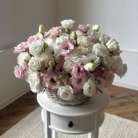 Корзина белая с цветами эустома